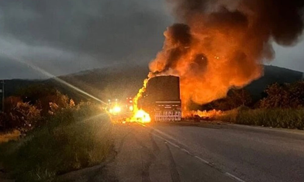 Colisão entre caminhão e van deixa dois mortos na BA-262, em Anagé