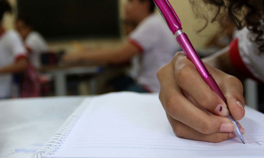 Taxa de analfabetismo cai de 9,6% para 7,0% em 12 anos, mas desigualdades persistem, diz IBGE