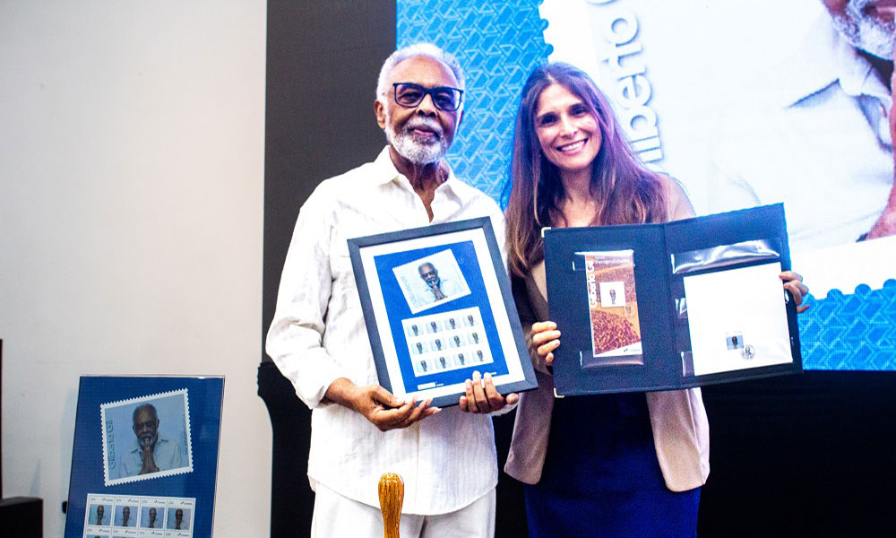 Correios lança selo e carimbo em homenagem a Gilberto Gil