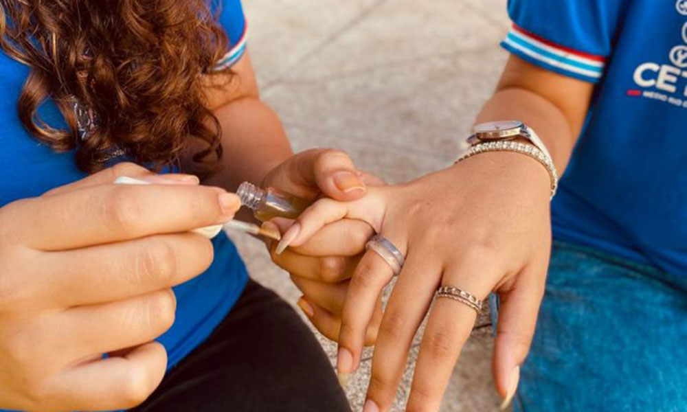 Estudantes de Barra do Rocha usam ingredientes naturais para desenvolver esmalte para unhas