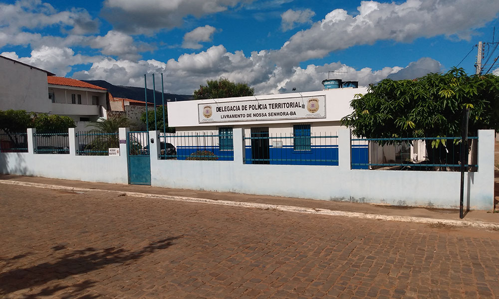 Suspeito de ameaçar moradores com foice é conduzido à delegacia em Livramento de Nossa Senhora
