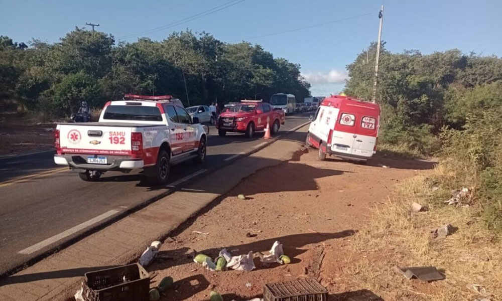 Criança é entubada após caminhão com carga de mamão tombar na BR-030, em Guanambi