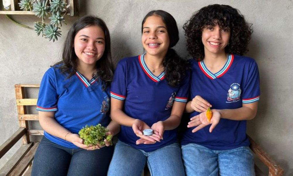 Estudantes do semiárido da Bahia usam planta melão para criar sabonete que combate pulgas
