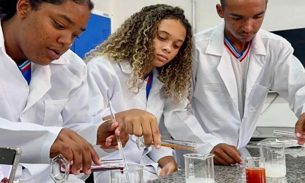 Estudantes de Conde criam bioglitter ecológico para o Carnaval