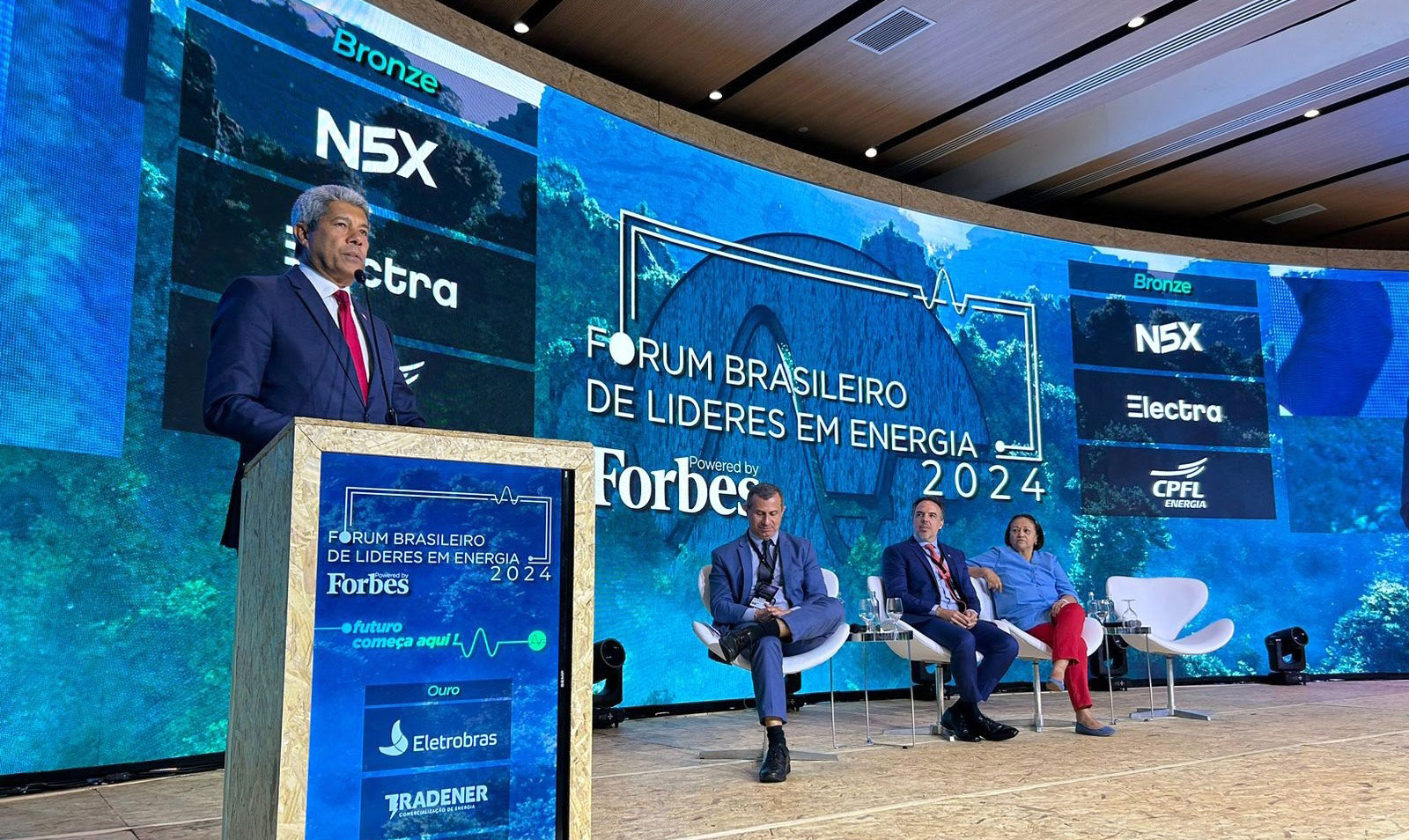 “Um terço da energia eólica gerada pelo Brasil é produzida na Bahia”, destaca Jerônimo diante de executivos do setor energético