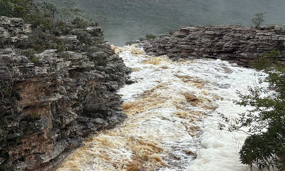 Chuvas intensas renovam paisagem da Cachoeira do Ferro Doido em Morro do Chapéu