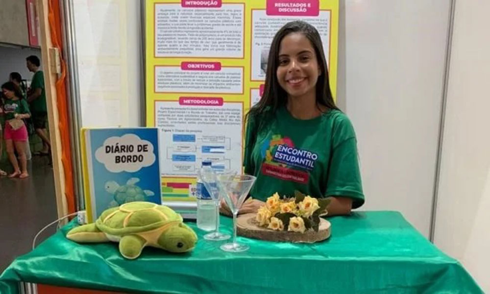 Estudantes de Ipiaú querem reduzir consumo de plástico com canudo de chocolate