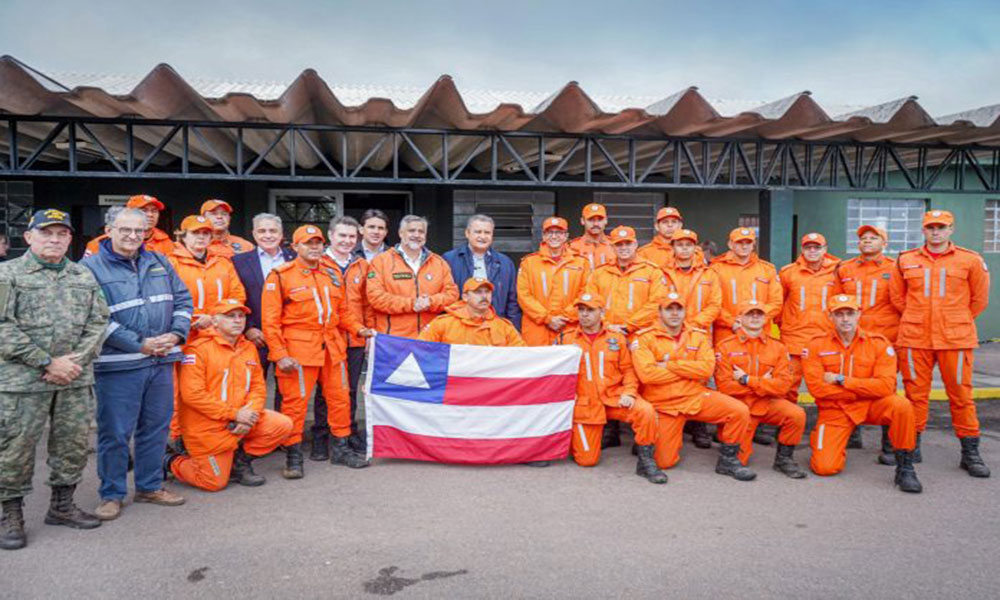 Bombeiros baianos que atuaram no RS recebem reconhecimento do ministro Rui Costa