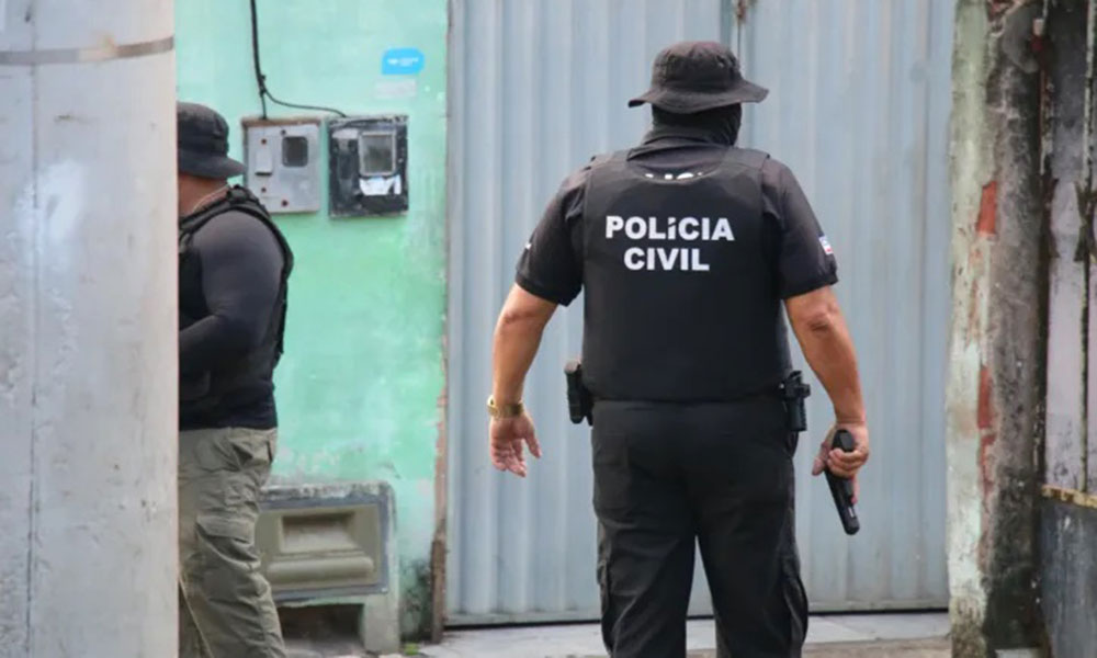 Homem é preso acusado de queimar enteada com água quente em Teixeira de Freitas
