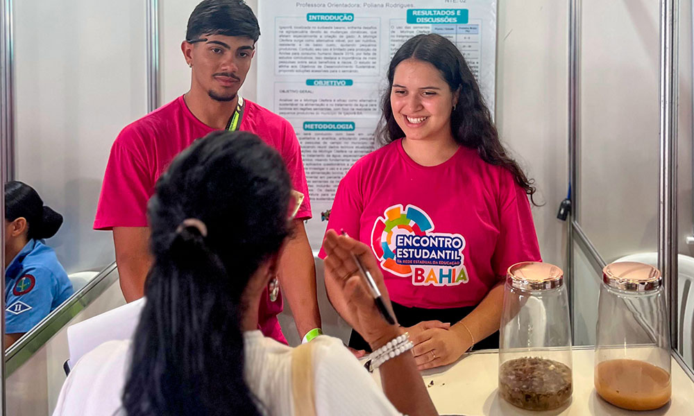 Estudantes desenvolvem suplemento alimentar para gado à base de moringa em Igaporã