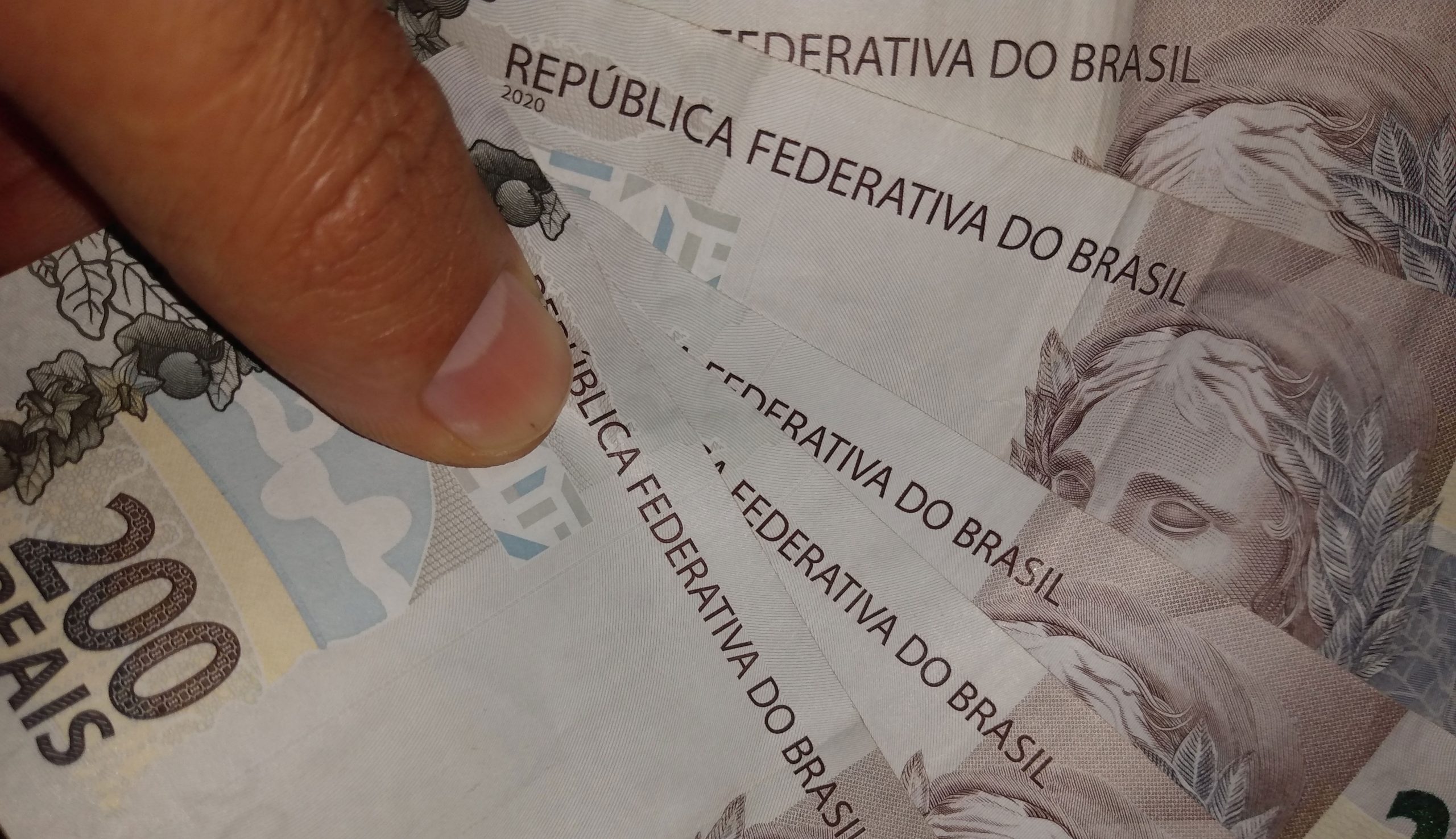 Presidente assina decreto que reajusta salário mínimo para R$ 1.518