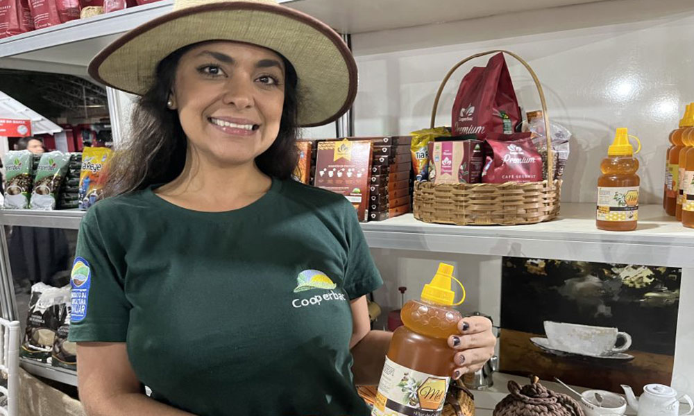 Cafeicultores e apicultores se unem para lançar novo mel Flor do Café em Barra do Choça