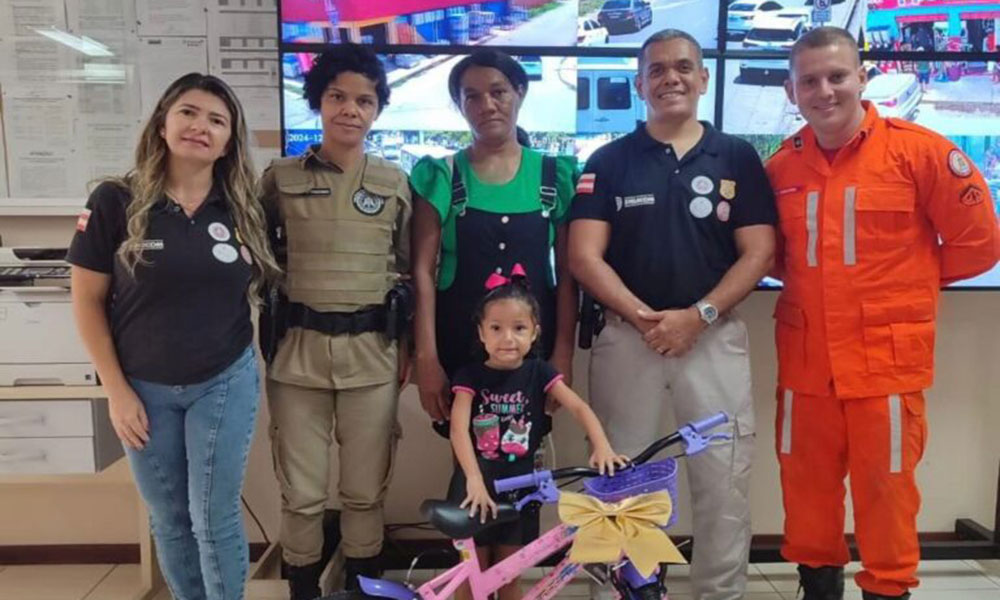 Menina de quatro anos recebe bicicleta de natal do Cicom de Barreiras