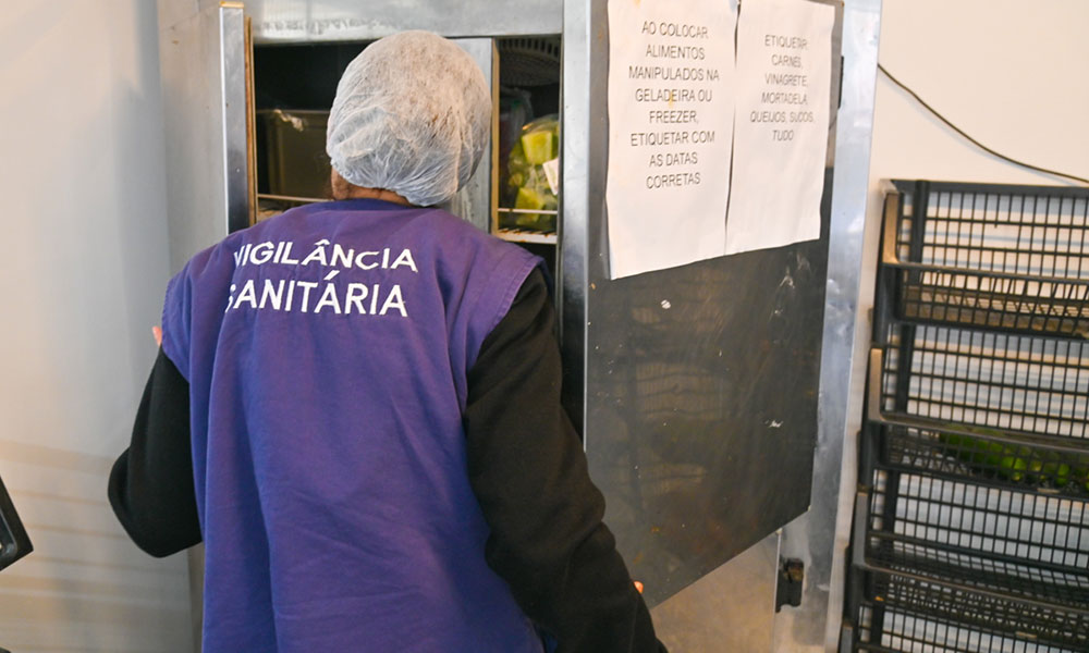 Vigilância Sanitária interdita cozinha industrial após denúncias de estudantes em Vitória da Conquista