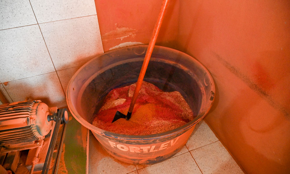 Vigilância Sanitária interdita fábrica clandestina de temperos em Vitória da Conquista