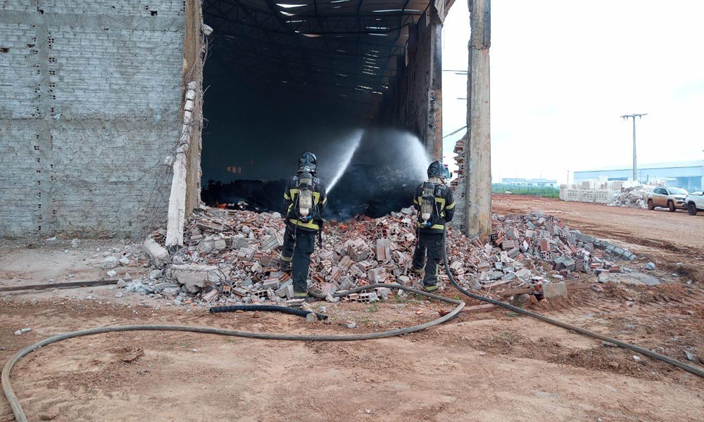 Bombeiros controlam incêndio em galpão algodoeiro na BR-020, em Luís Eduardo Magalhães