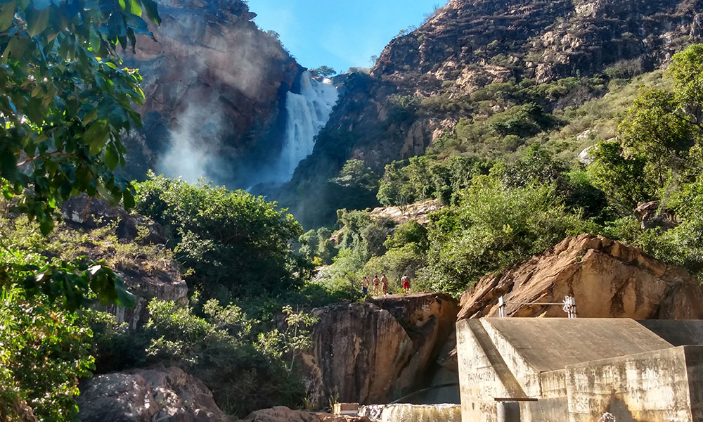 Homem morre após cair do topo de cachoeira em Livramento de Nossa Senhora