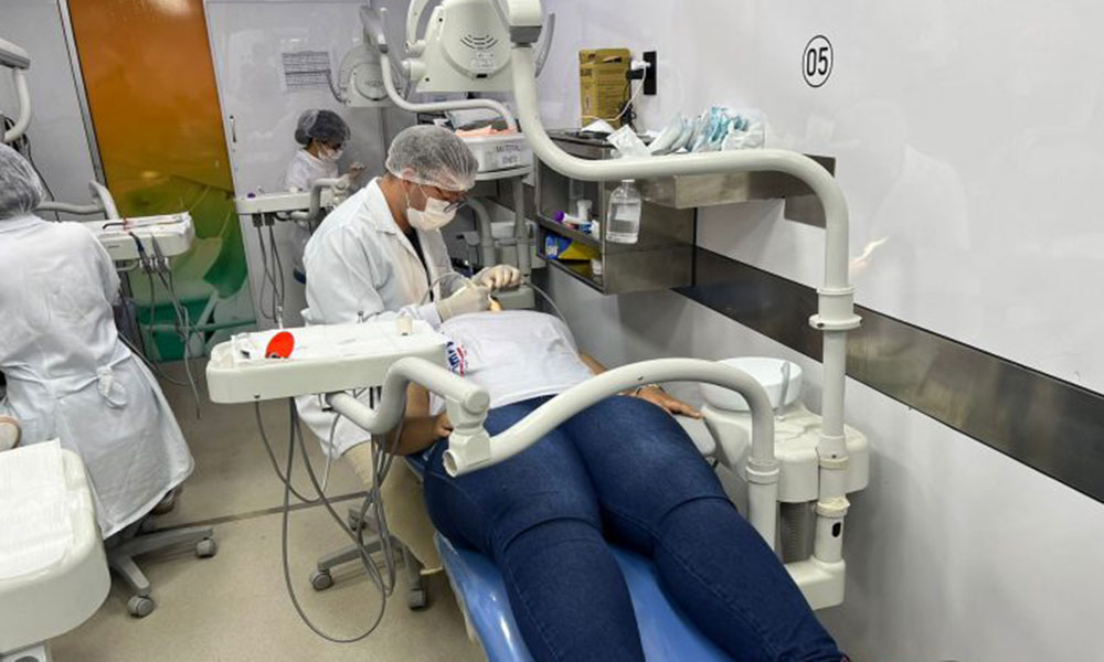Mais de sete mil estudantes da rede estadual serão atendidos esta semana pelo Odontomóvel na Bahia