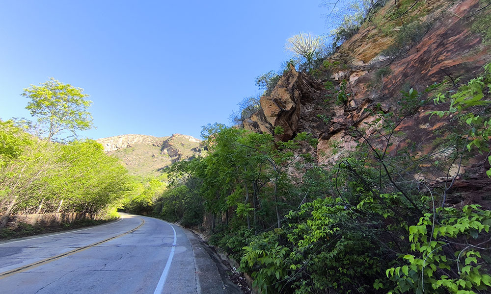 Pedra gigante ameaça deslizamento e preocupa motoristas na BA-148, entre Livramento e Rio de Contas