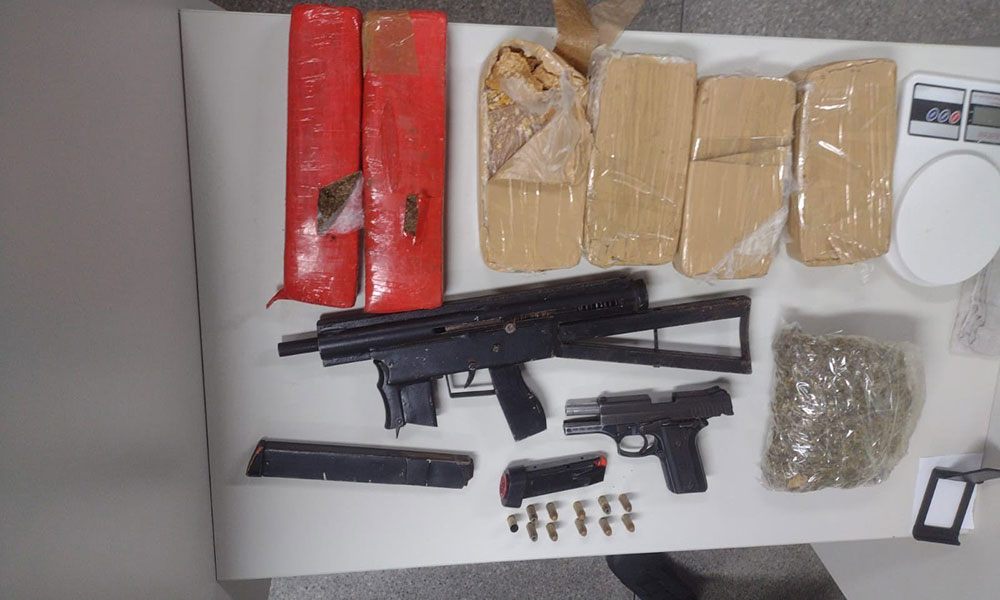 Submetralhadora, pistola, munições e drogas são apreendidas pela PM em Senhor do Bonfim