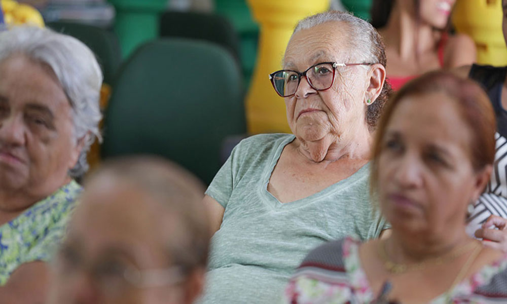 Expectativa de vida no Brasil chega aos 76,4 anos e supera patamar pré-pandemia