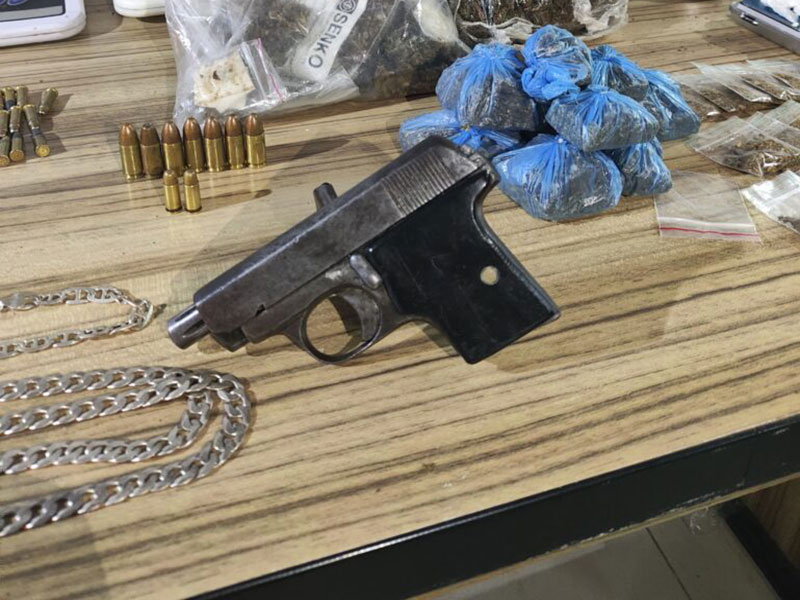 Arma, munições e drogas são apreendidas pela PM em Itabuna