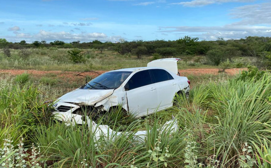Veículo capota na BA-148 entre Livramento de Nossa Senhora e Dom Basílio
