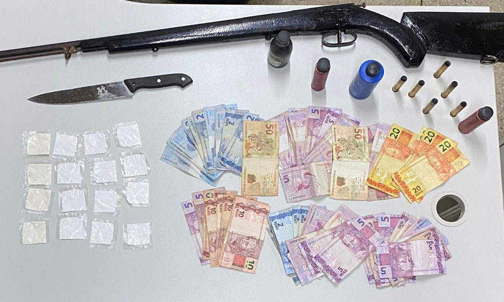 PM apreende drogas, e arma de fogo e munições em Oliveira dos Brejinhos