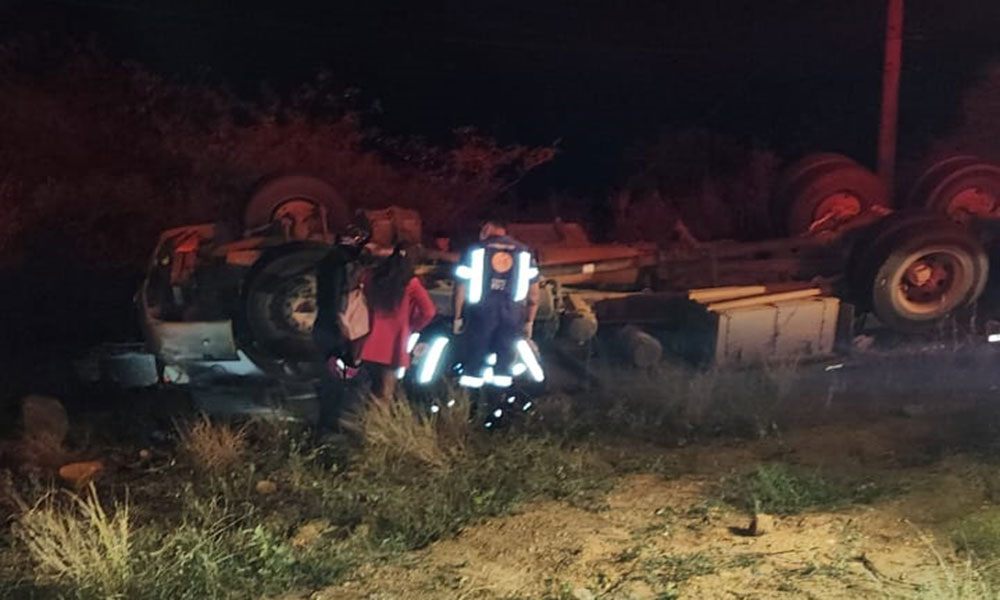 Motorista morre após caminhão capotar na BA-148 entre Livramento de Nossa Senhora e Rio de Contas