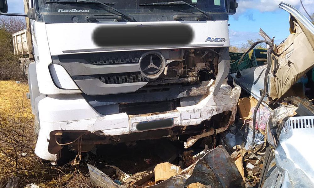 Batida entre carro e caminhão deixa dois mortos na BA-026, em Contendas do Sincorá