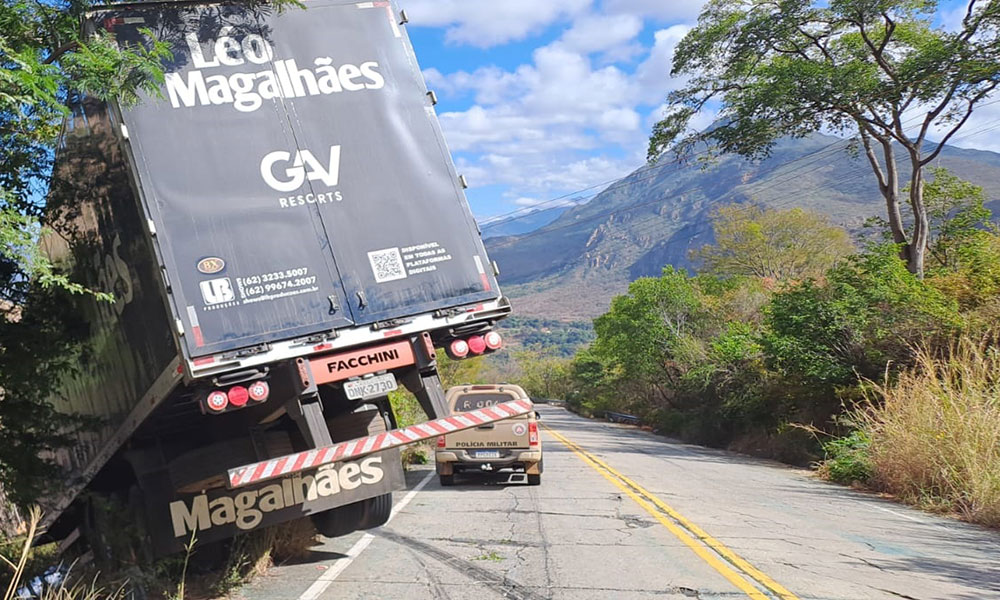 Carreta do cantor Léo Magalhães se envolve em acidente entre Rio de Contas e Livramento de Nossa Senhora