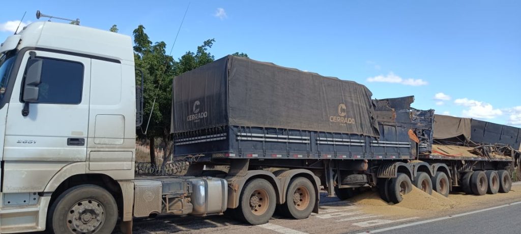 Batida entre caminhão e carreta deixa motorista morto na BR-030, em Brumado