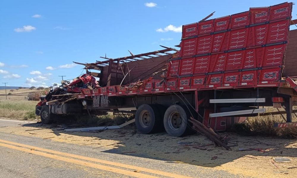 Batida entre caminhão e carreta deixa motorista morto na BR-030, em Brumado