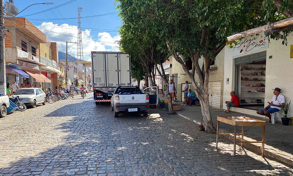 Sinalização precária no trânsito gera transtornos à condutores e pedestres em Livramento de Nossa Senhora