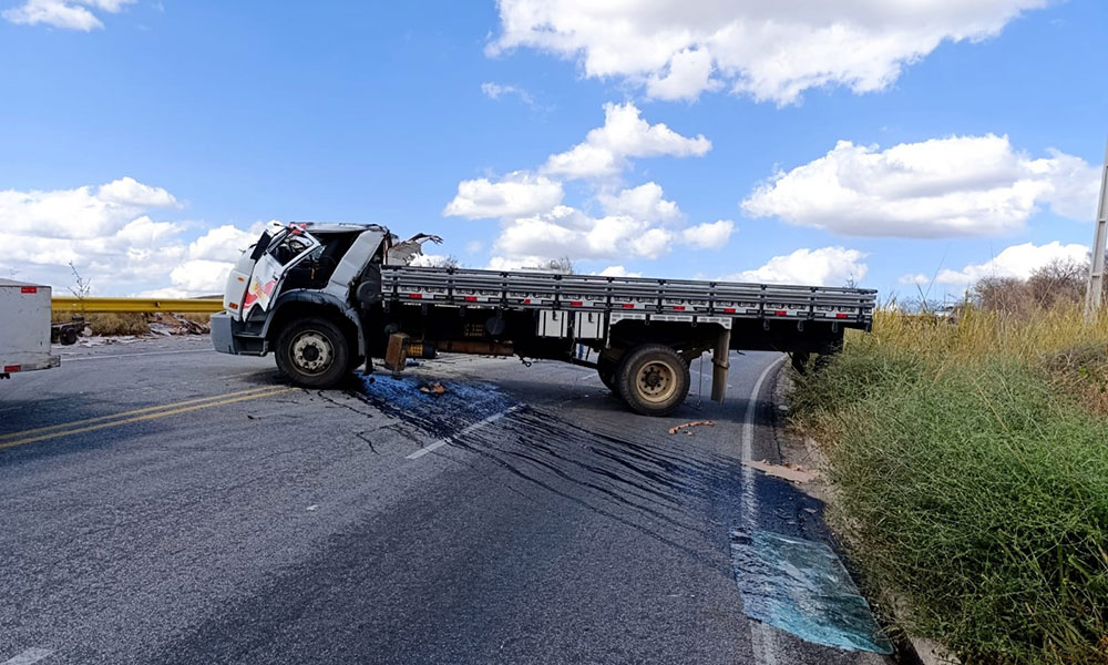 Homem morre após caminhão tombar no sudoeste da Bahia