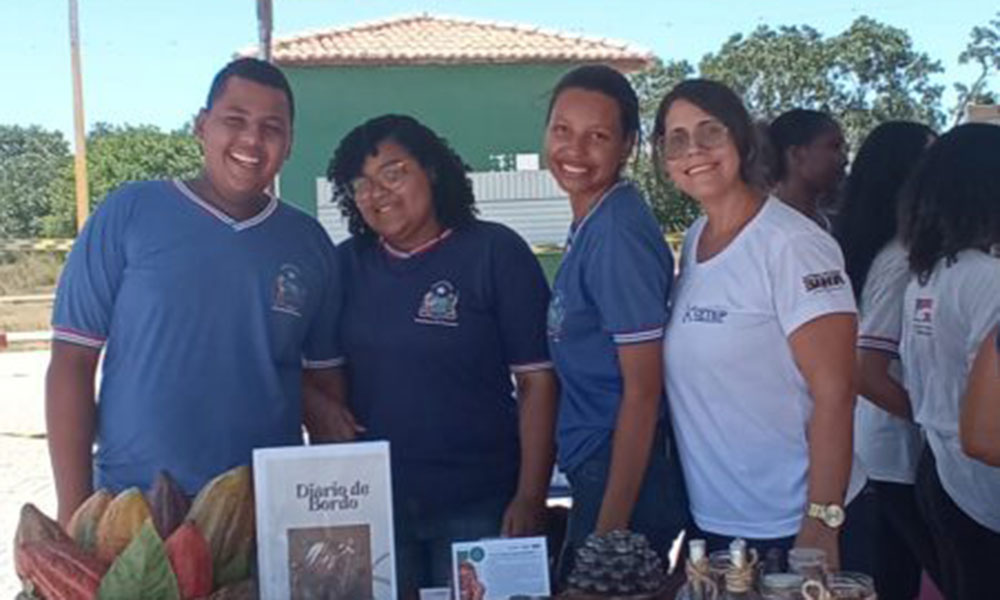 Estudantes de Ipiaú substituem microesferas de plásticos por nibs de cacau na formulação de cosmético