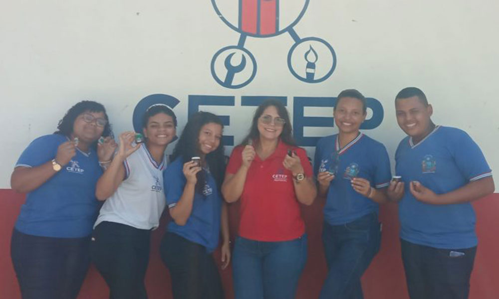 Estudantes de Ipiaú substituem microesferas de plásticos por nibs de cacau na formulação de cosmético