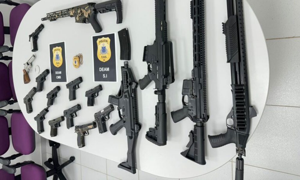 Polícia Civil apreende três fuzis e mais 16 armas de fogo em Salvador