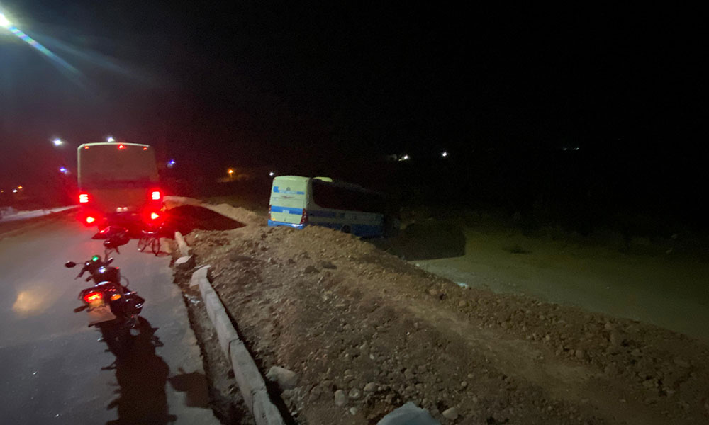 Micro-ônibus da Novo Horizonte sai da pista após pneu estourar na zona urbana de Dom Basílio