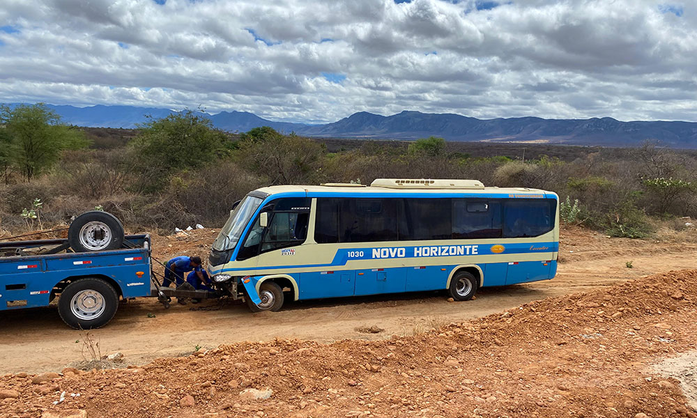 Micro-ônibus da Novo Horizonte sai da pista após pneu estourar na zona urbana de Dom Basílio