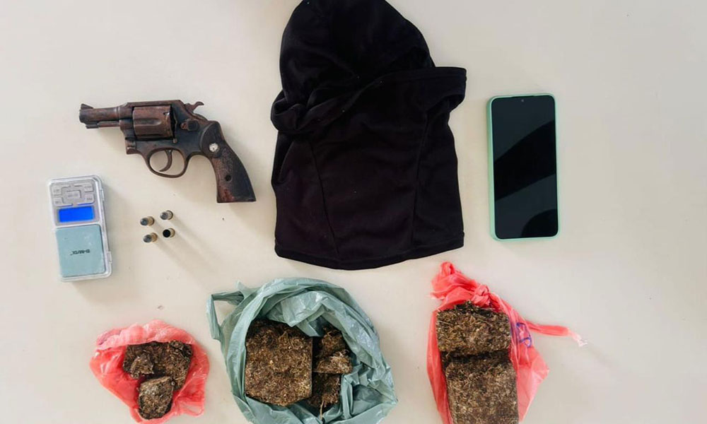 Durante cumprimento de mandado de prisão, Polícia apreende armas de fogo e drogas em Jequié