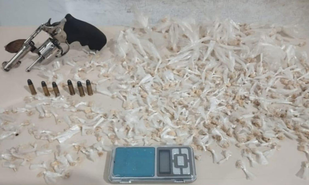 PM apreende arma de fogo e drogas em Vitória da Conquista