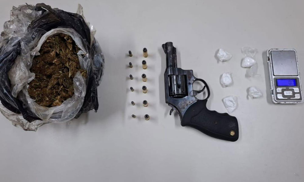 Dupla é detida com arma de fogo e drogas no entroncamento de Jaguaquara