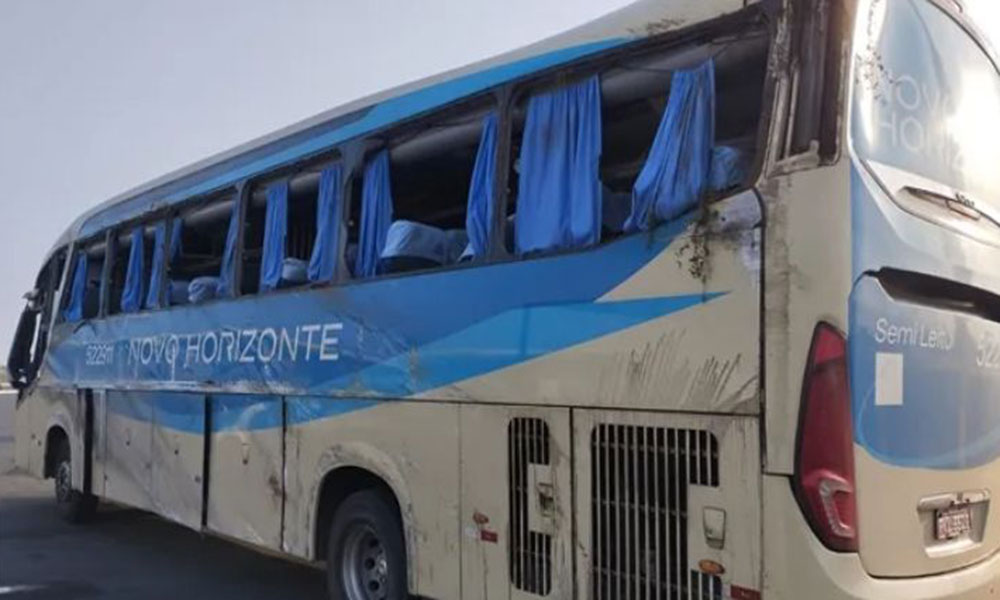 Ônibus da Novo Horizonte capota na BR-116, trecho de Rafael Jambeiro