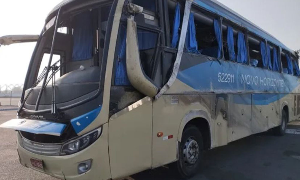 Ônibus da Novo Horizonte capota na BR-116, trecho de Rafael Jambeiro