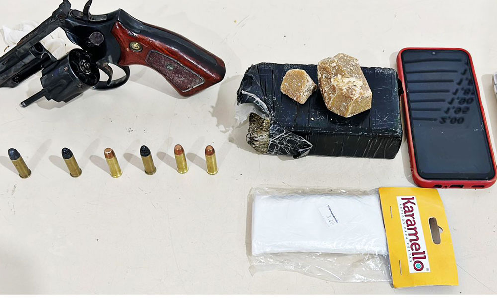PM apreende drogas, arma de fogo e conduz adolescente à delegacia por abandono de incapaz em Vitória da Conquista