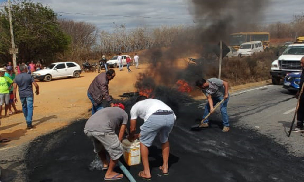 Manifestantes bloqueiam BA-262, trecho do município de Anagé