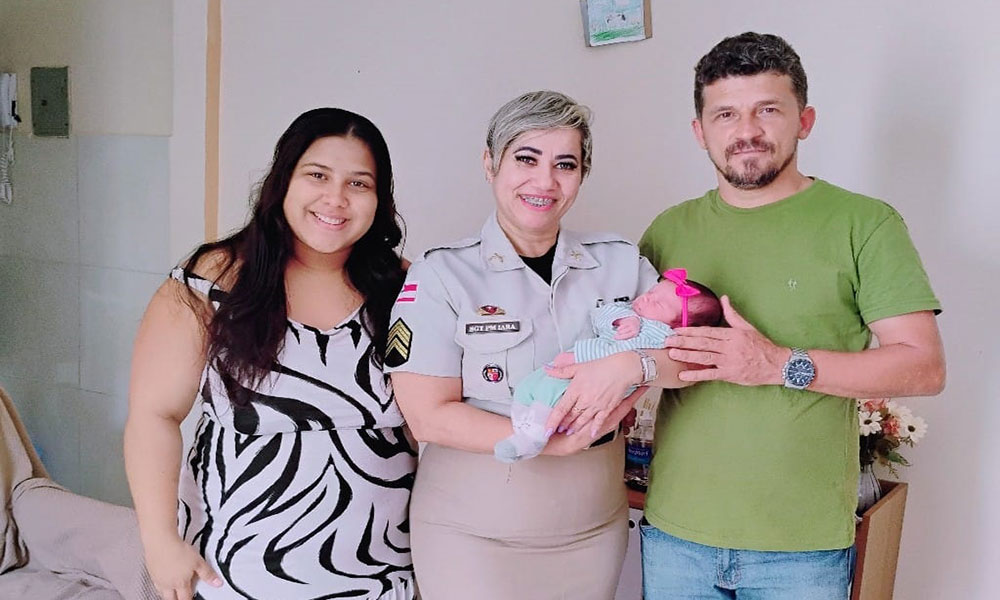Policial militar visita bebê após salvamento em Itabuna