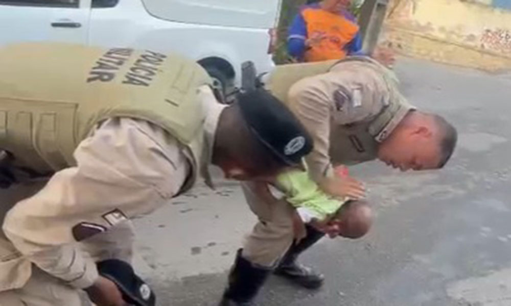 PM salva a vida de bebê engasgado em Salvador