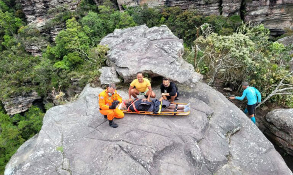 Turista francês é resgatado por bombeiros após sofrer acidente na Chapada Diamantina